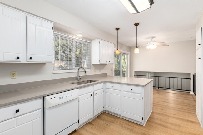 Building Photo - 7426 S Quince Ct