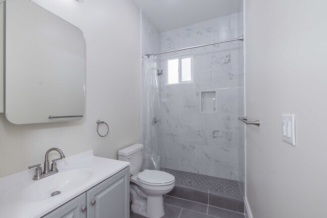 Building Photo - Fully Remodeled, Top Floor 3/2 Full Floor Flat W/ Bonus Room! In-Unit W/D!