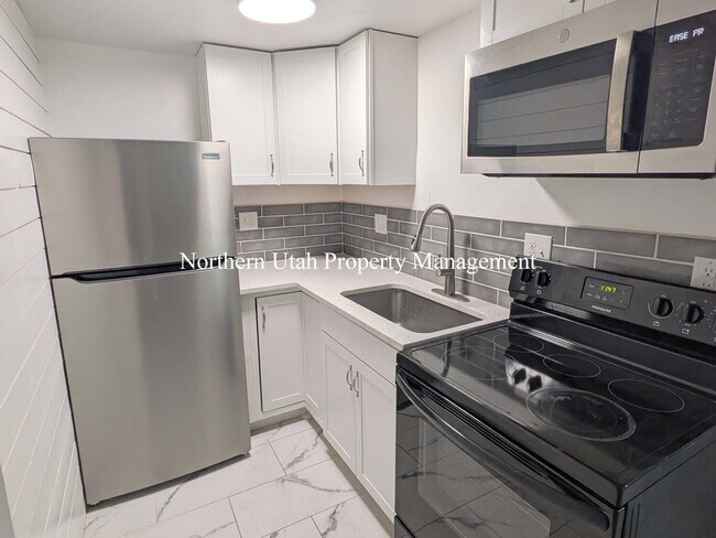 Building Photo - 4 Bed, 3.5 Bath - Amazing Location