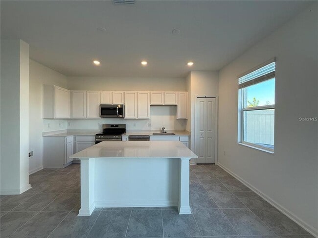 Building Photo - 2533 Skyline Lp