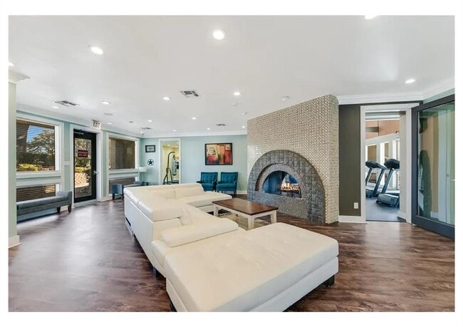 Building Photo - 935 La Posada Dr