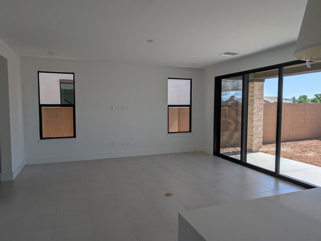 Building Photo - 2102 N Woodburn Pl