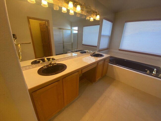 Building Photo - Large Home in Piney Creek