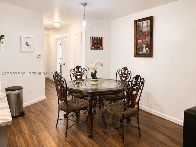 Building Photo - 4633 Vilabella Dr