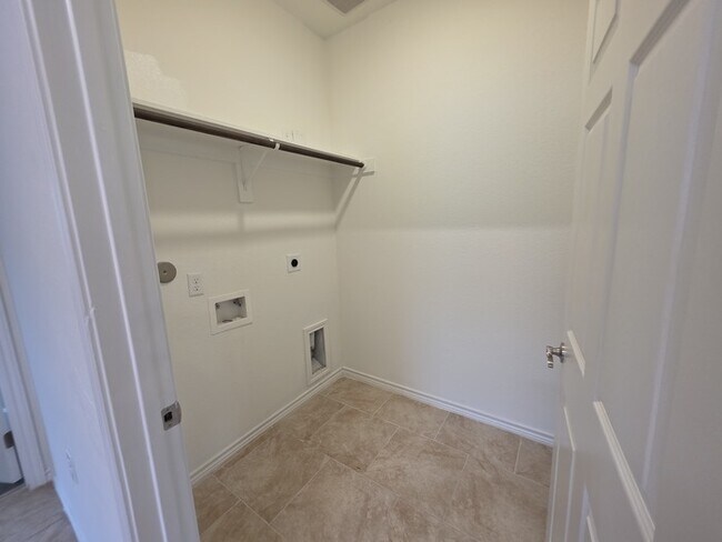 Building Photo - 6110 White Oak Dr