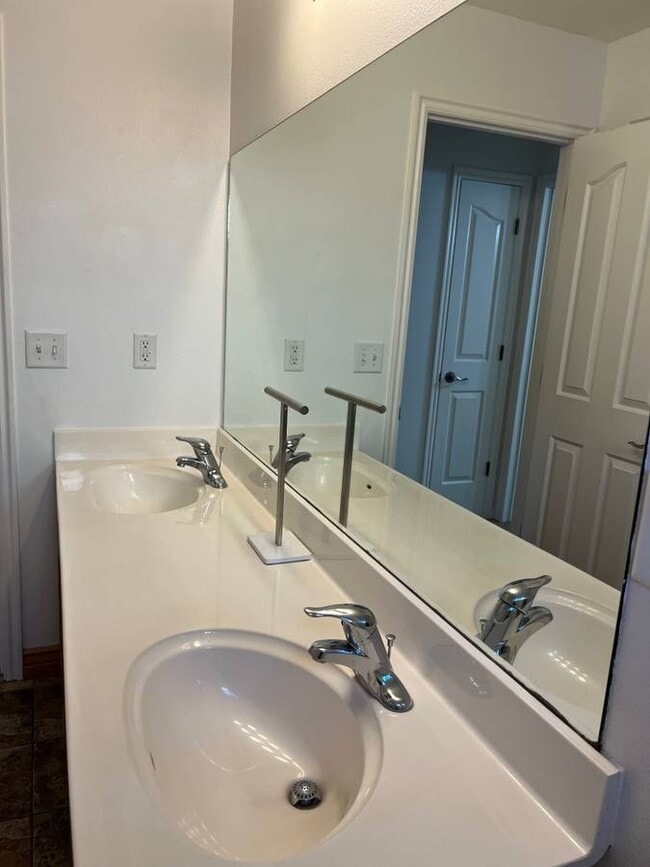 Building Photo - 879 Liberty Ln