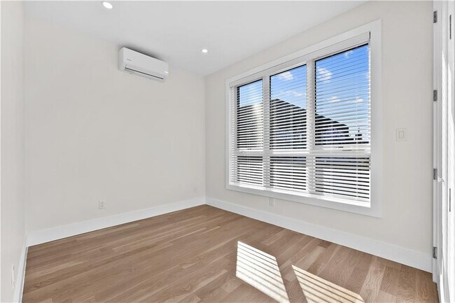 Building Photo - 157 25th St