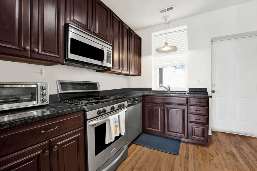 Building Photo - 1156 W Cornelia Ave