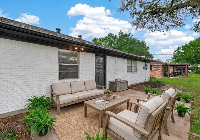 Building Photo - 1203 Bernard Ave