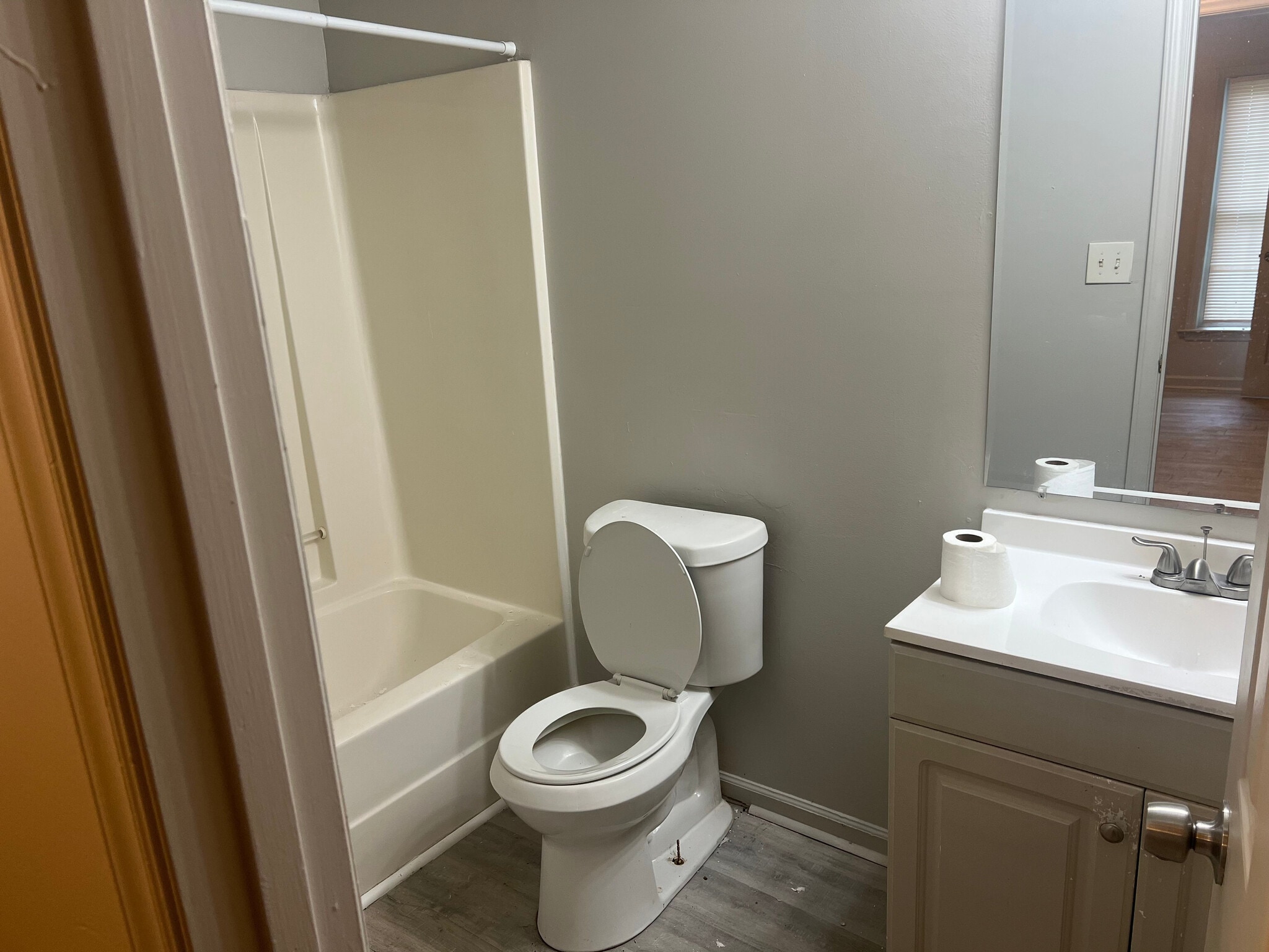 Building Photo - Room in Duplex on Beck St