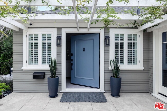 Building Photo - 1617 N Vista St