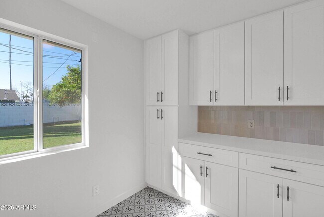 Building Photo - 501 W Seldon Ln