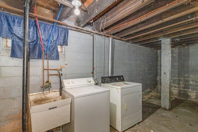 Building Photo - 3 Bed | 1 Bath in Heart of St. Paul