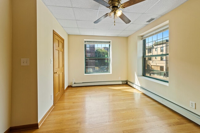 Building Photo - 1435 E 53rd St