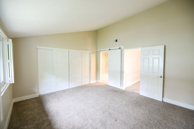 Building Photo - Fully Remodeled unit in the beautiful gate...