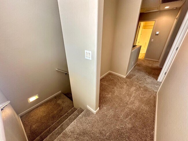 Building Photo - 1912 E Loma Vista St