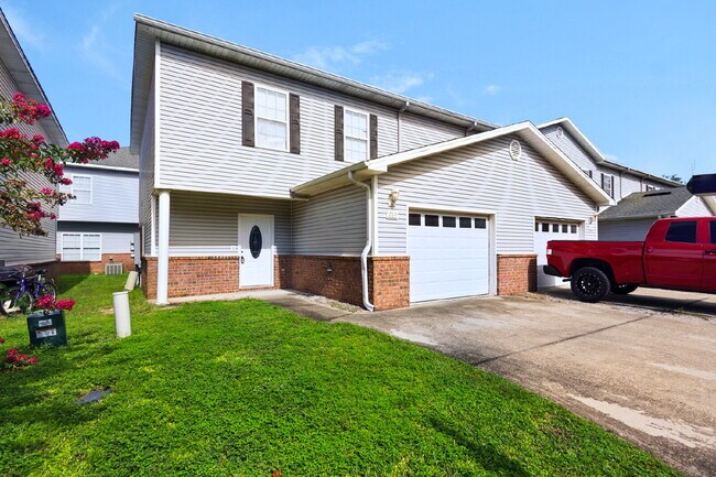 Building Photo - "Charming 3-Bedroom Townhouse Oasis in For...