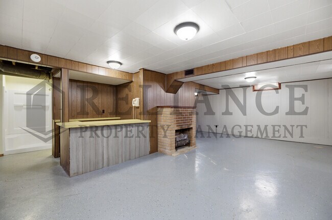 Building Photo - 2242 S Ridgewood Dr