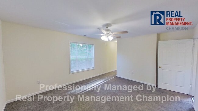 Building Photo - First Floor Condo with Spacious Floorplan