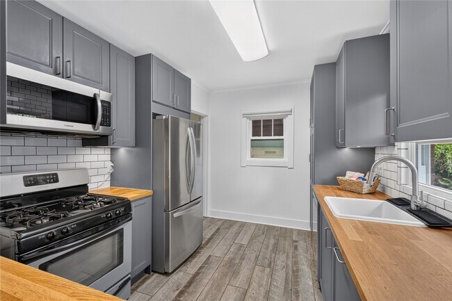 Building Photo - 423 Heman Dr