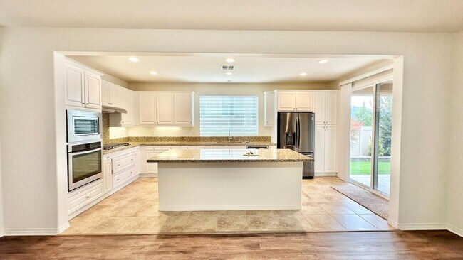 Building Photo - Beautiful, Stand Alone Condo in Resort-lik...