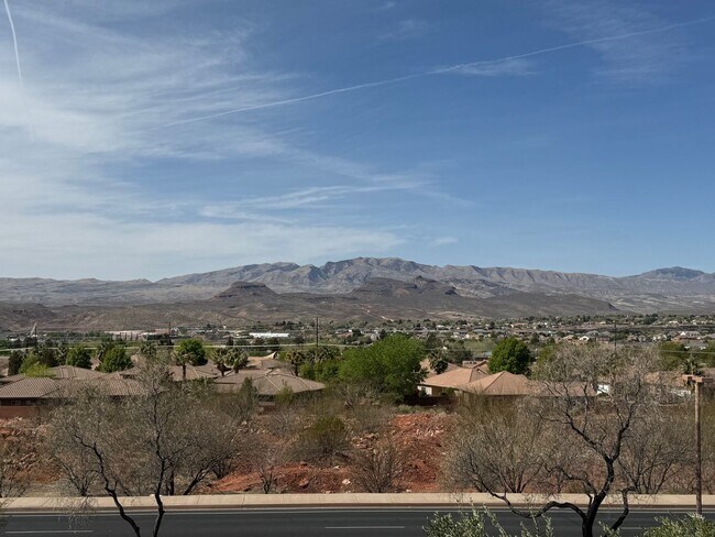 Building Photo - Highly Desirable Lakota Ridge!