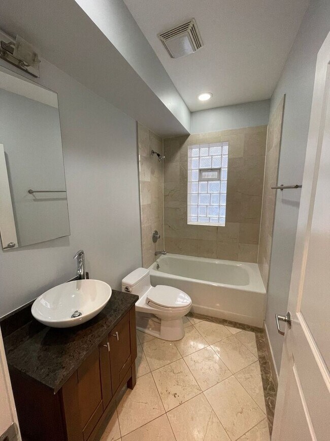 Building Photo - 1448 W Thorndale Ave