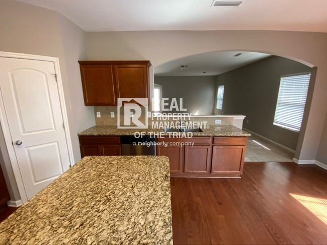 Building Photo - *Move In Special* Spacious 3 Bed / 2 Bath ...