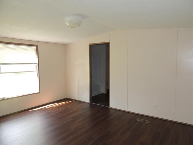 Building Photo - 155 Geerts St