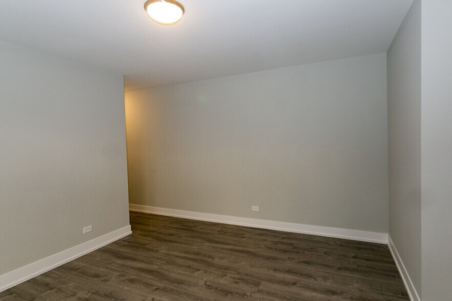 Building Photo - 735 W Brompton Ave