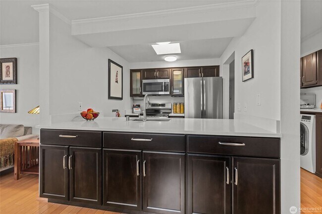 Building Photo - 2Bd/1.75Ba Seattle Condo