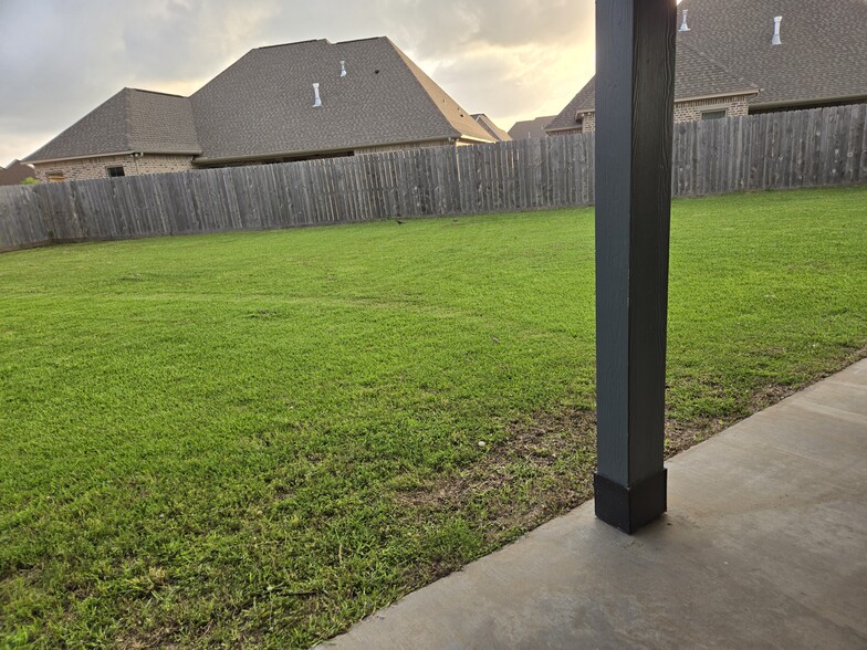 Building Photo - 3555 Crestfield Ln