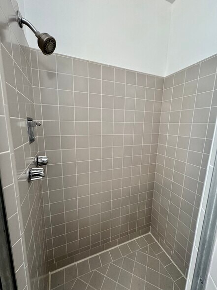 shower 2 - 4918 Haskell Ave