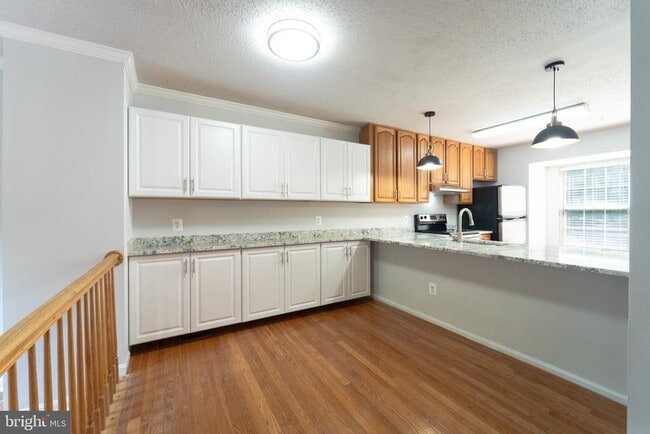 Building Photo - 413 Lakeview Ct