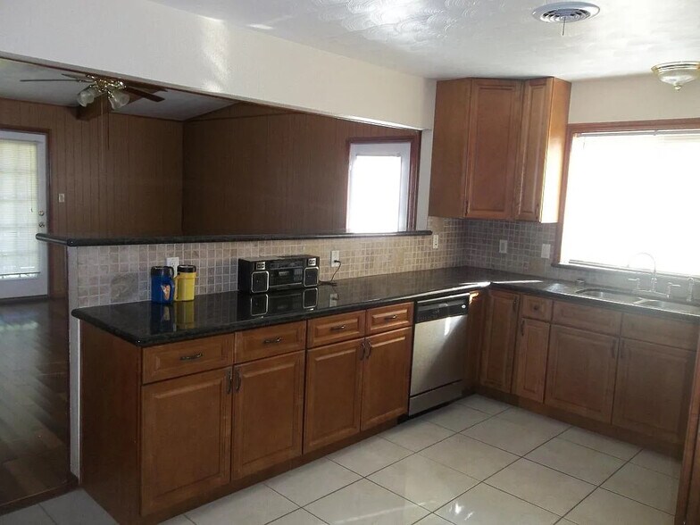 Building Photo - 6609 Golf Crest Dr