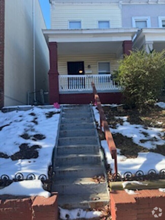 Building Photo - Beautiful Row Home for You! Washer/Dryer I...