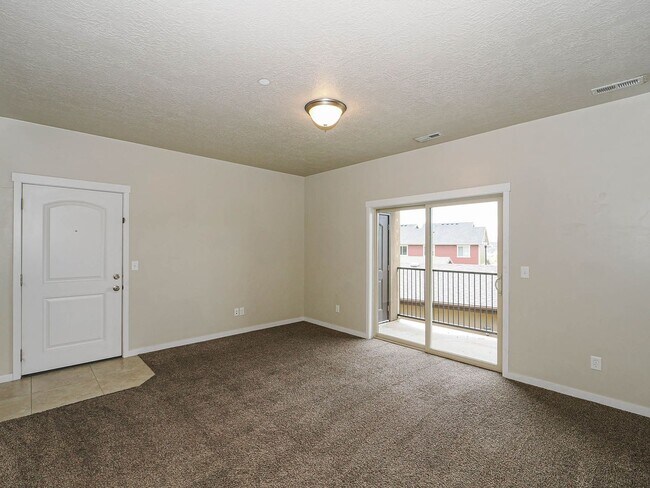 Building Photo - 3 Bedroom, 2 Bathroom Condo