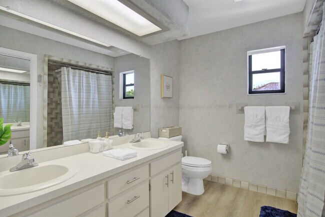 Building Photo - 1045 N Cres Dr