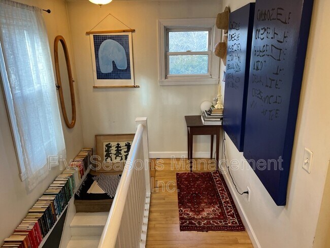 Building Photo - 285 1/2 Weaver Street