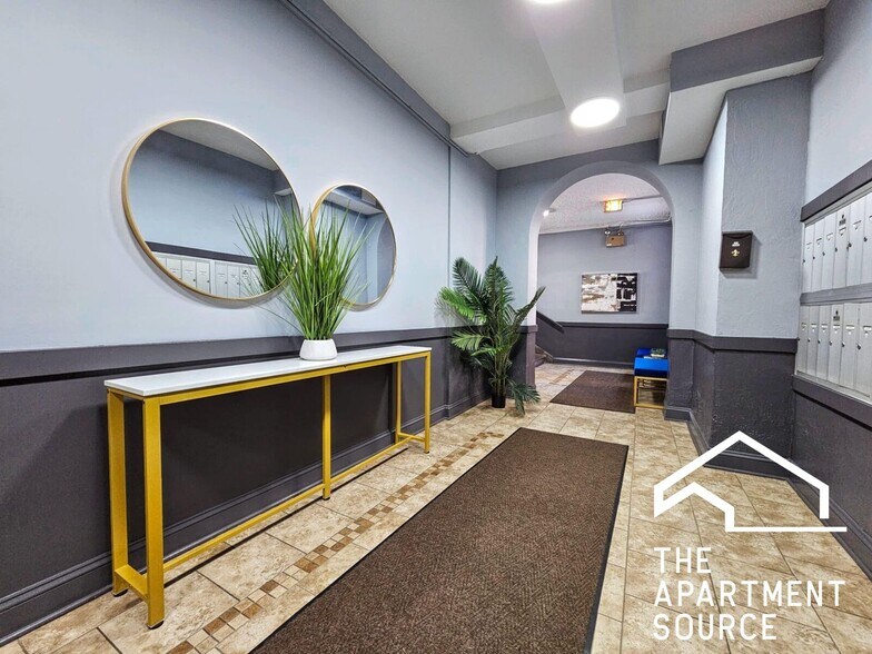 Building Photo - 1050 W George St