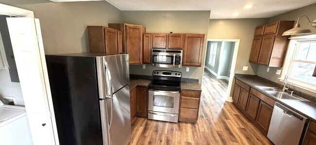 Building Photo - Beautiful bungalow style home for rent!