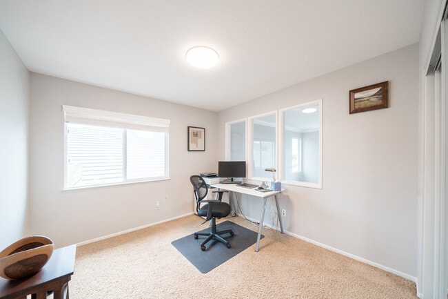 Building Photo - 6655 Hollycrest Ct