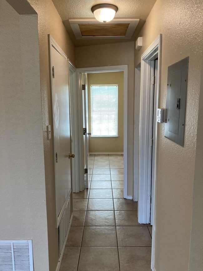 Building Photo - Updated 2 Bedroom Home with Bonus Room and Covered Patio