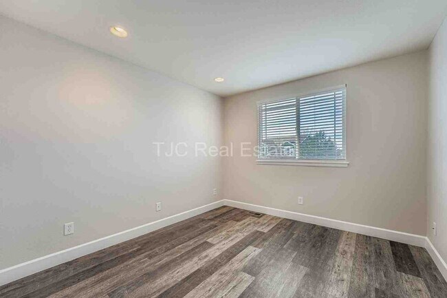 Building Photo - 6212 S Valdai Ct