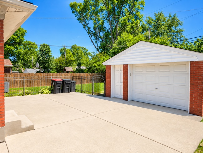 Building Photo - Huge Renovated 3 Bedroom house in hikespoint!