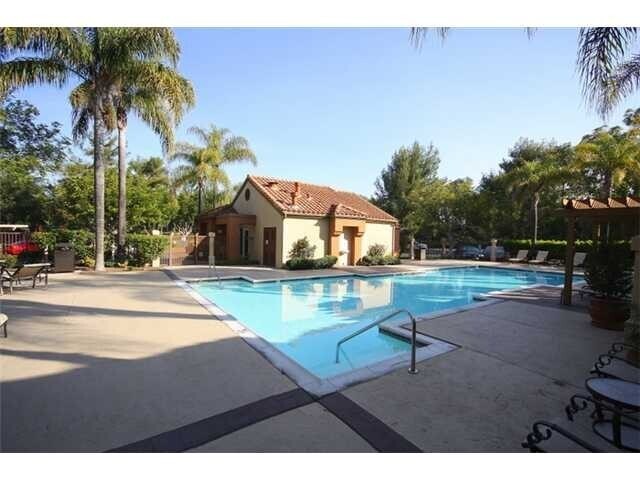 Building Photo - RB Luxury 2 Br Townhome 2 car spots Laundry $3190 TEXT 760-715-5861
