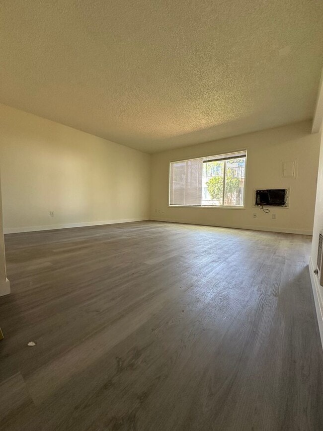 Building Photo - Lantana Apartments