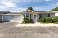 Building Photo - Dog Friendly! 3 Bedroom Home Condo in St. ...