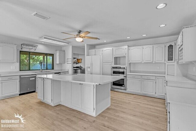 Building Photo - Modern 3Bdm 2Ba Meets Classic Charm with Pool