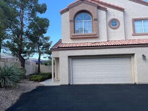 Building Photo - LARGE TWO BEDROOM CONDO!